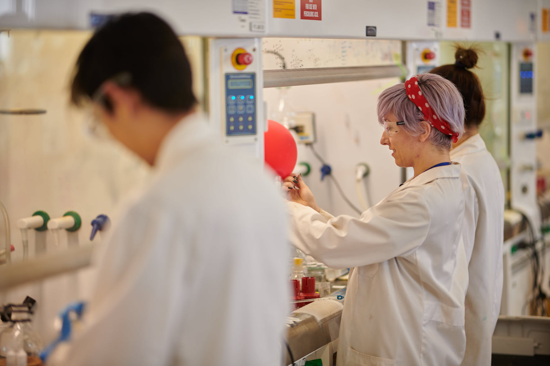 Researchers from the Faculty of Pharmacy and Pharmaceutical Sciences in the lab