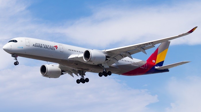 Photo of Asiana Airlines airplane in flight